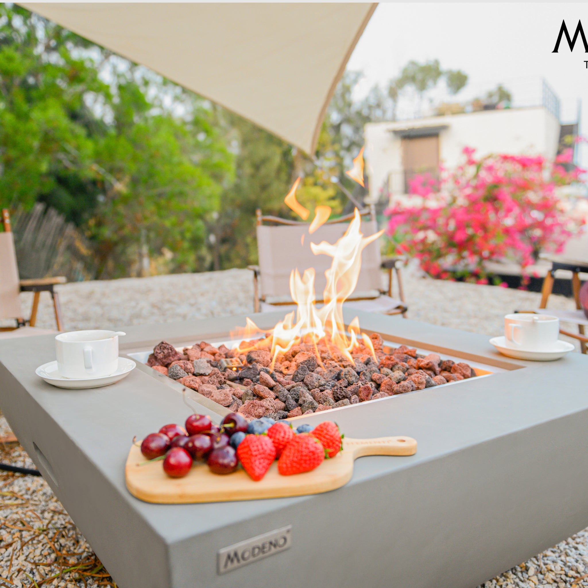 Westport | Mesa Quadrada com Lareira Exterior