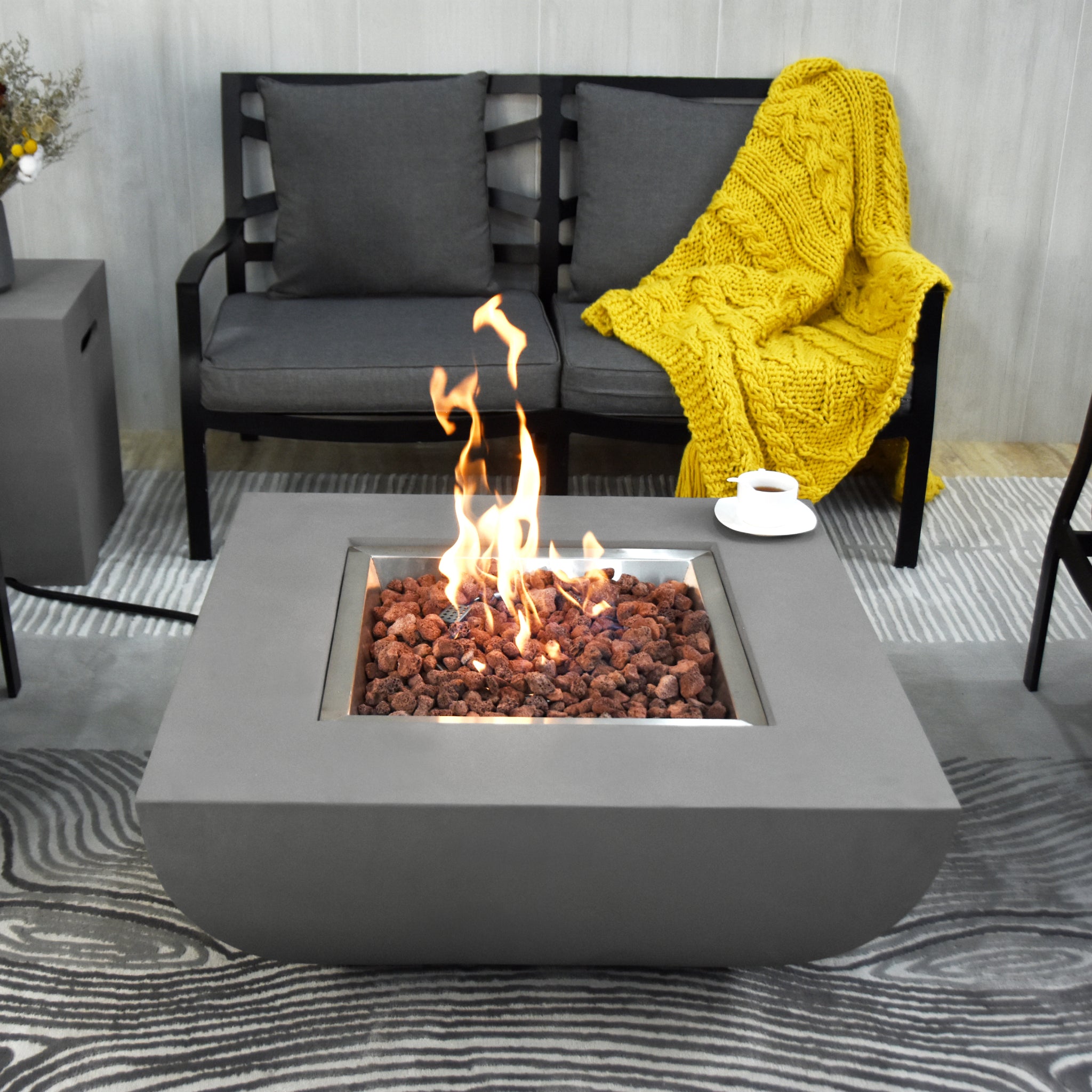 Westport | Mesa Quadrada com Lareira Exterior