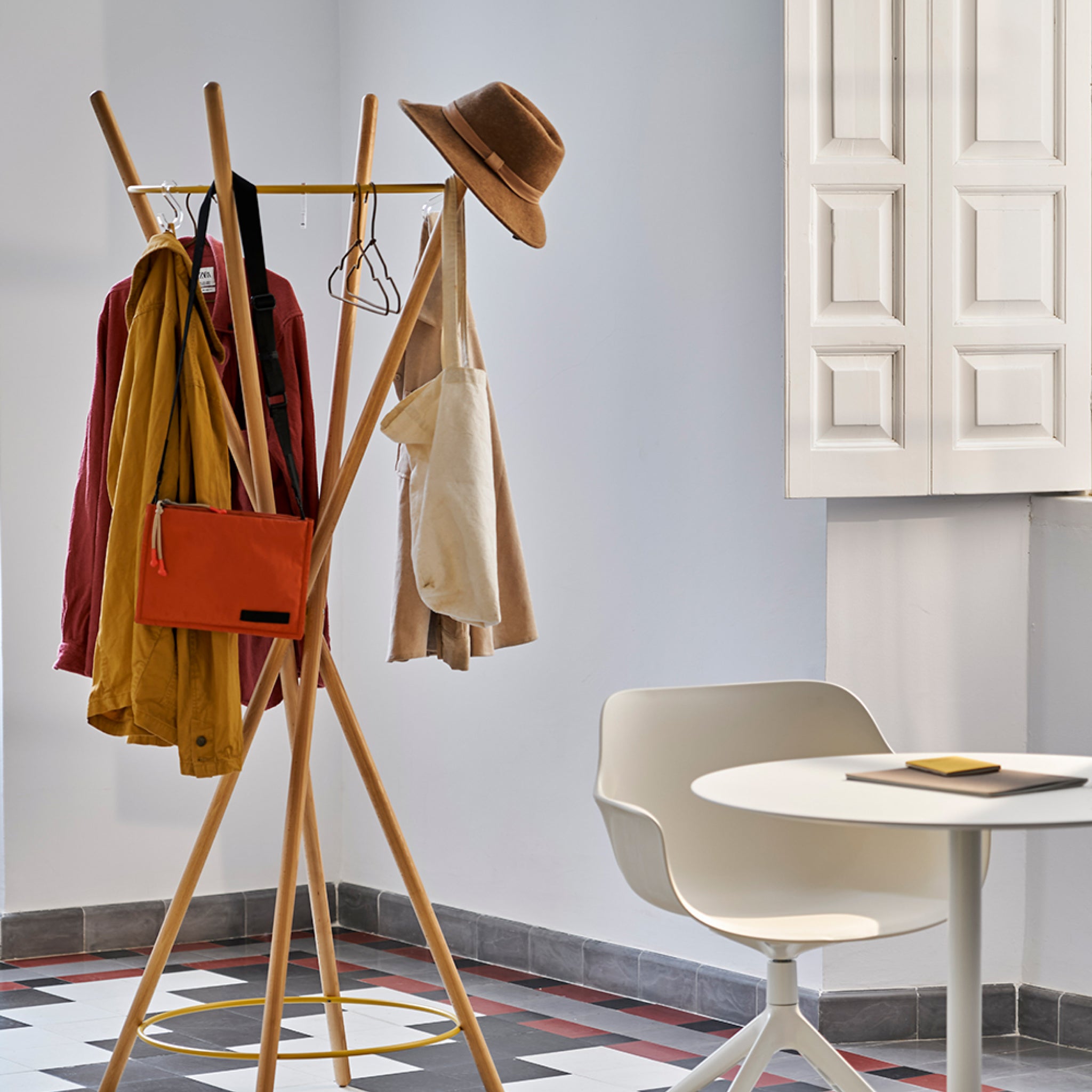 Tipi | 4-legged coat rack