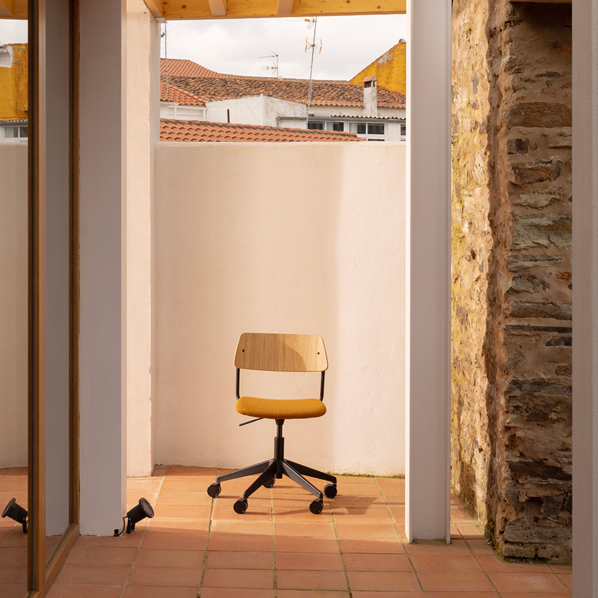 Brindis | Swivel Chair with Arms