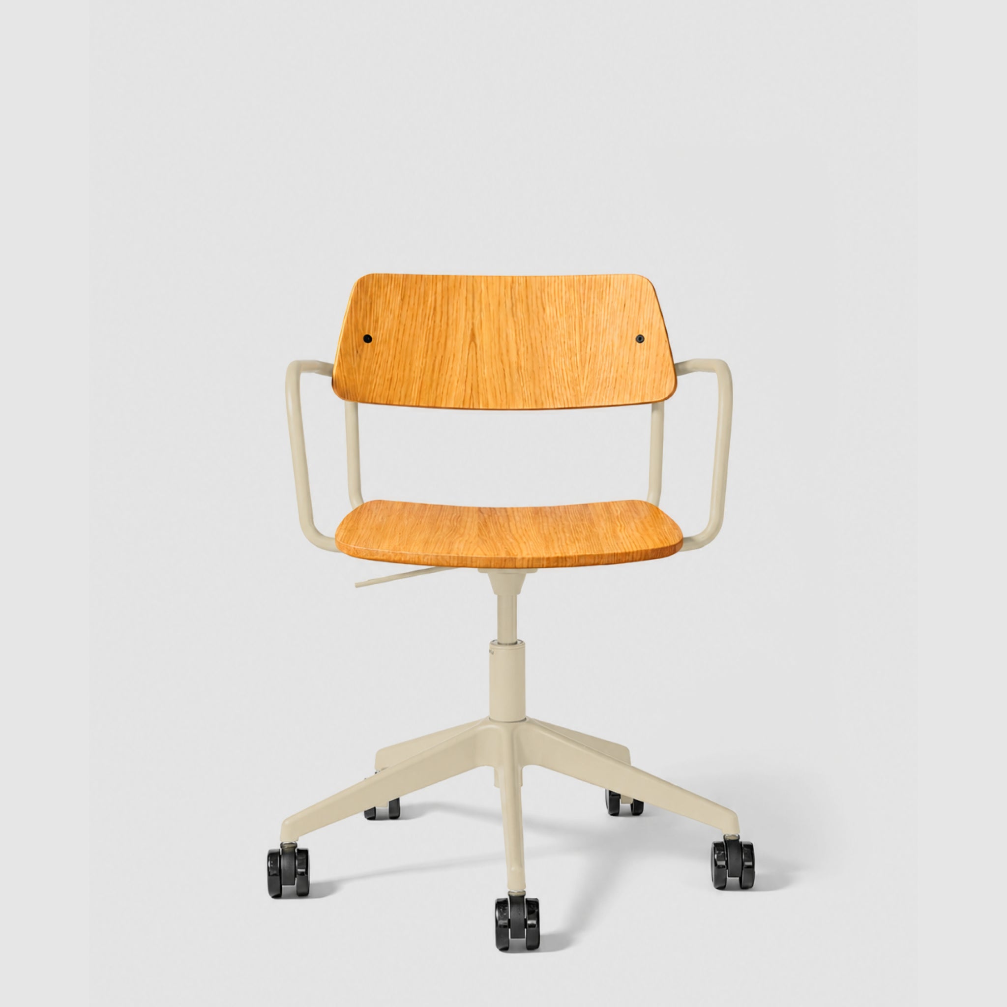 Brindis | Swivel Chair with Arms
