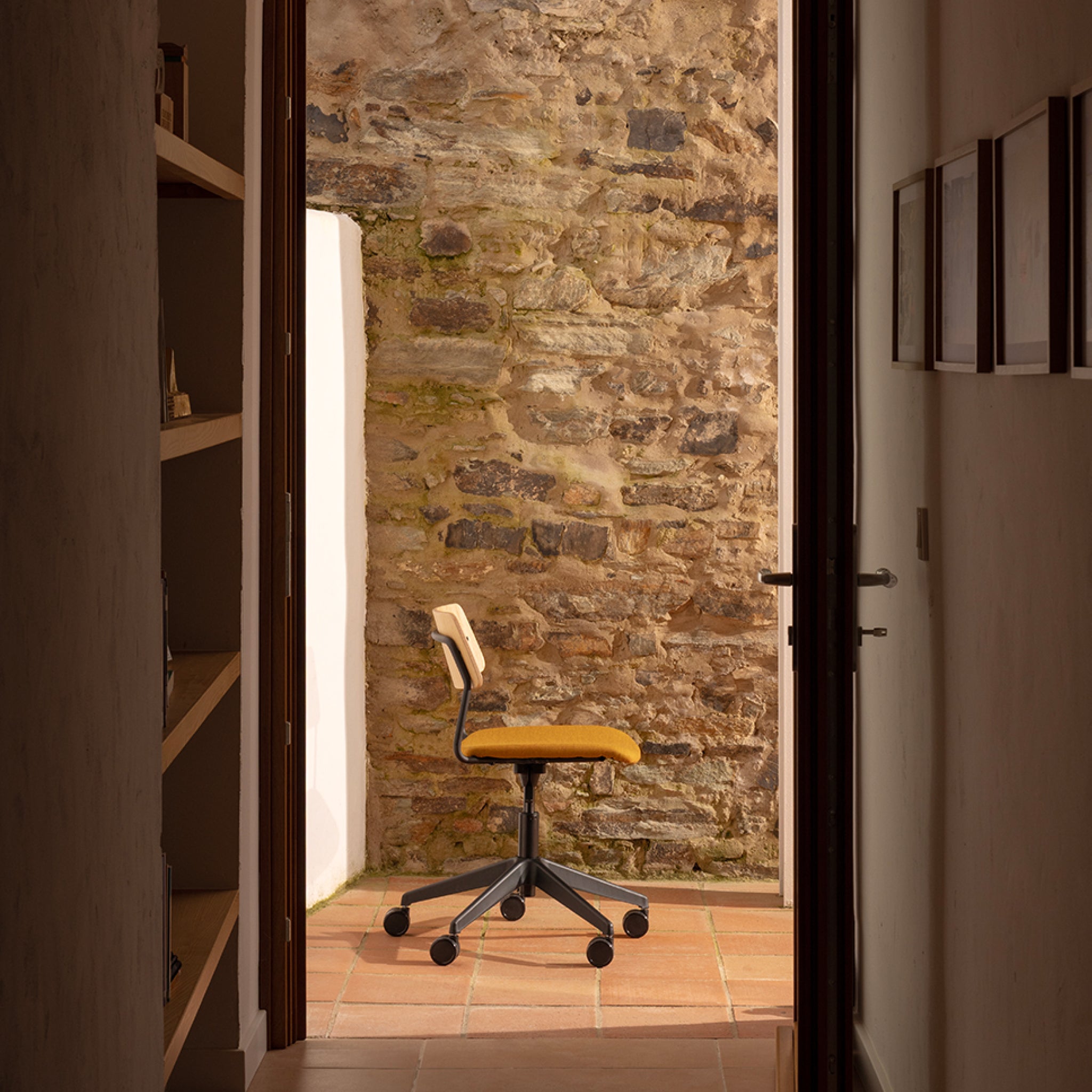 Brindis | Swivel Chair with Arms