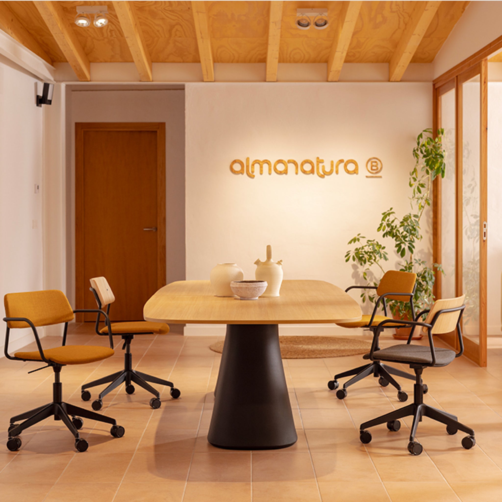 Brindis | Swivel Chair with Arms