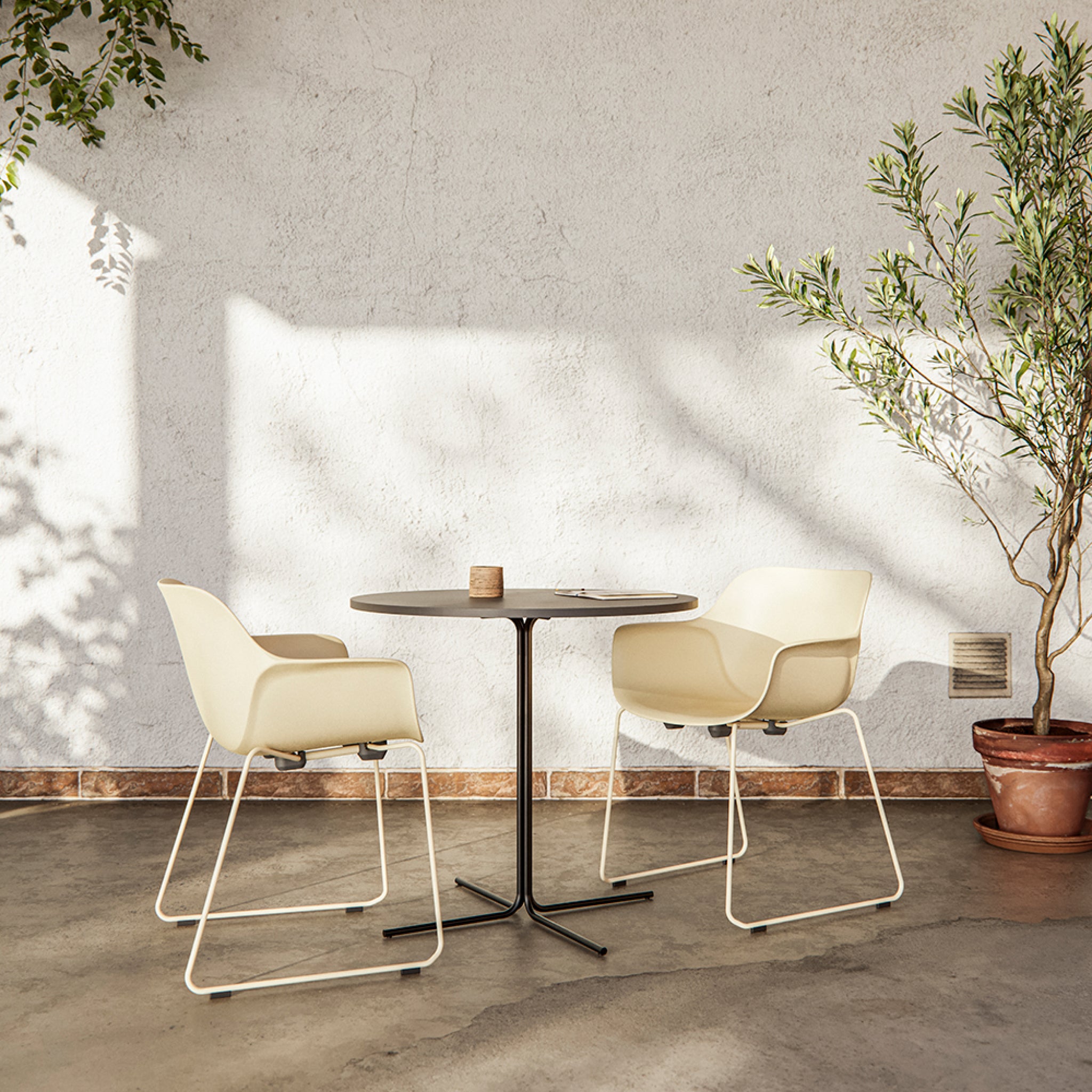 Abril | Cadeira Trineo com Braços