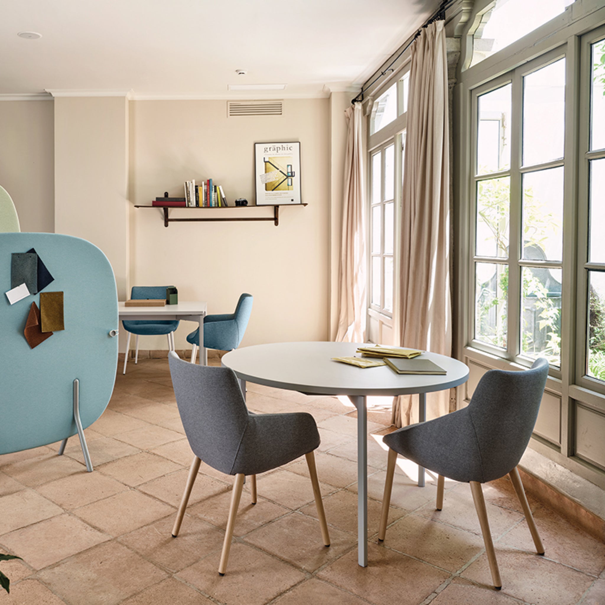Bow Chair | Chair with Wooden Legs