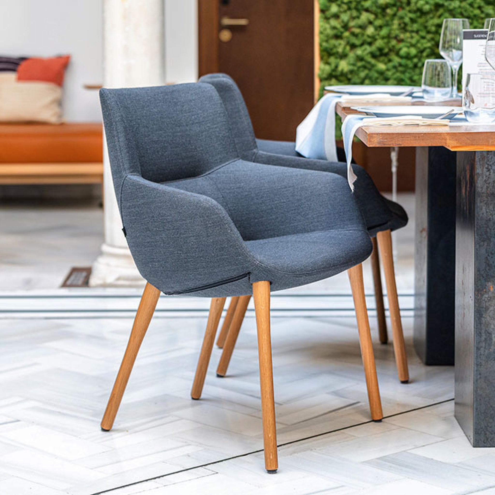 Bow Chair | Chair with Wooden Legs