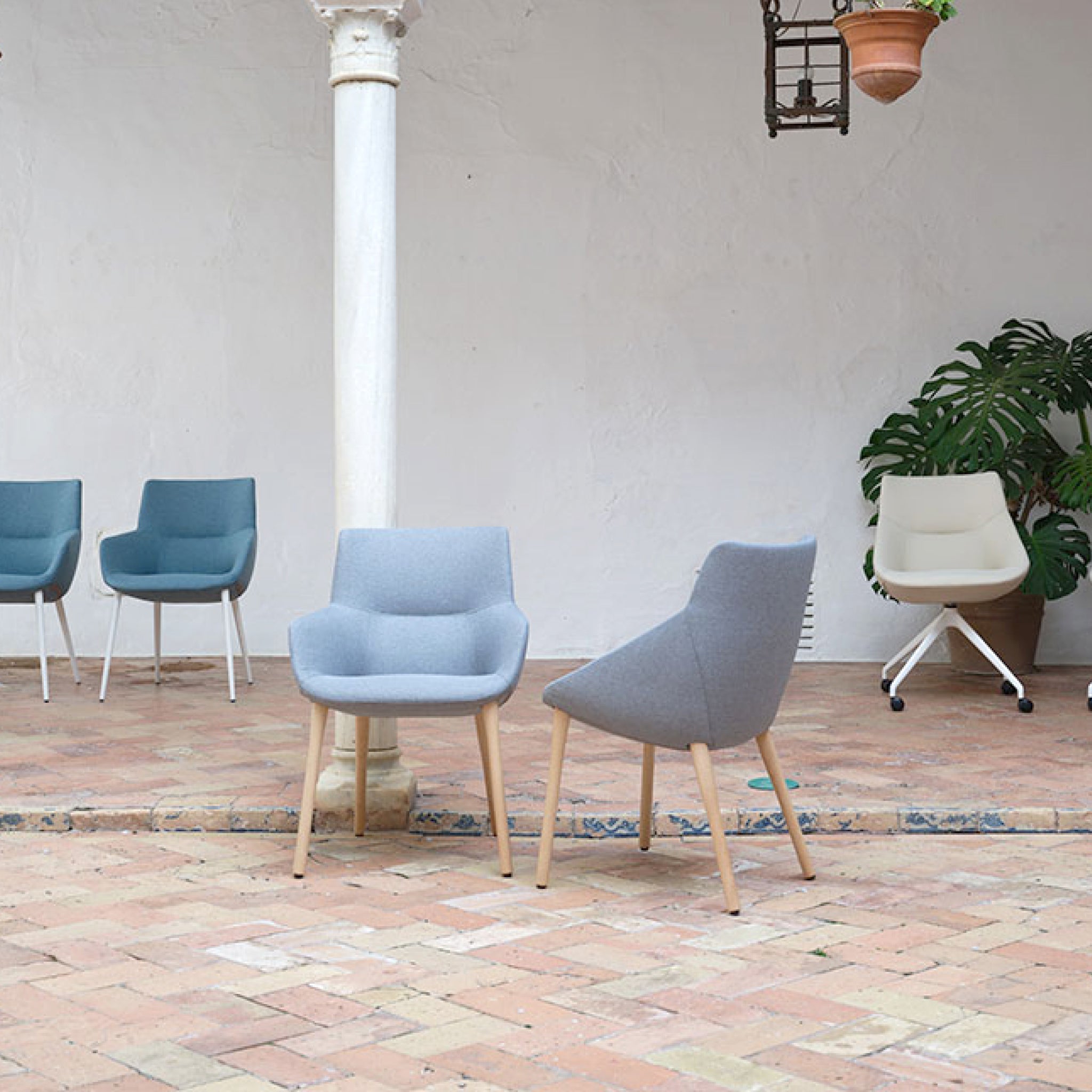 Bow Chair | Chair with Wooden Legs
