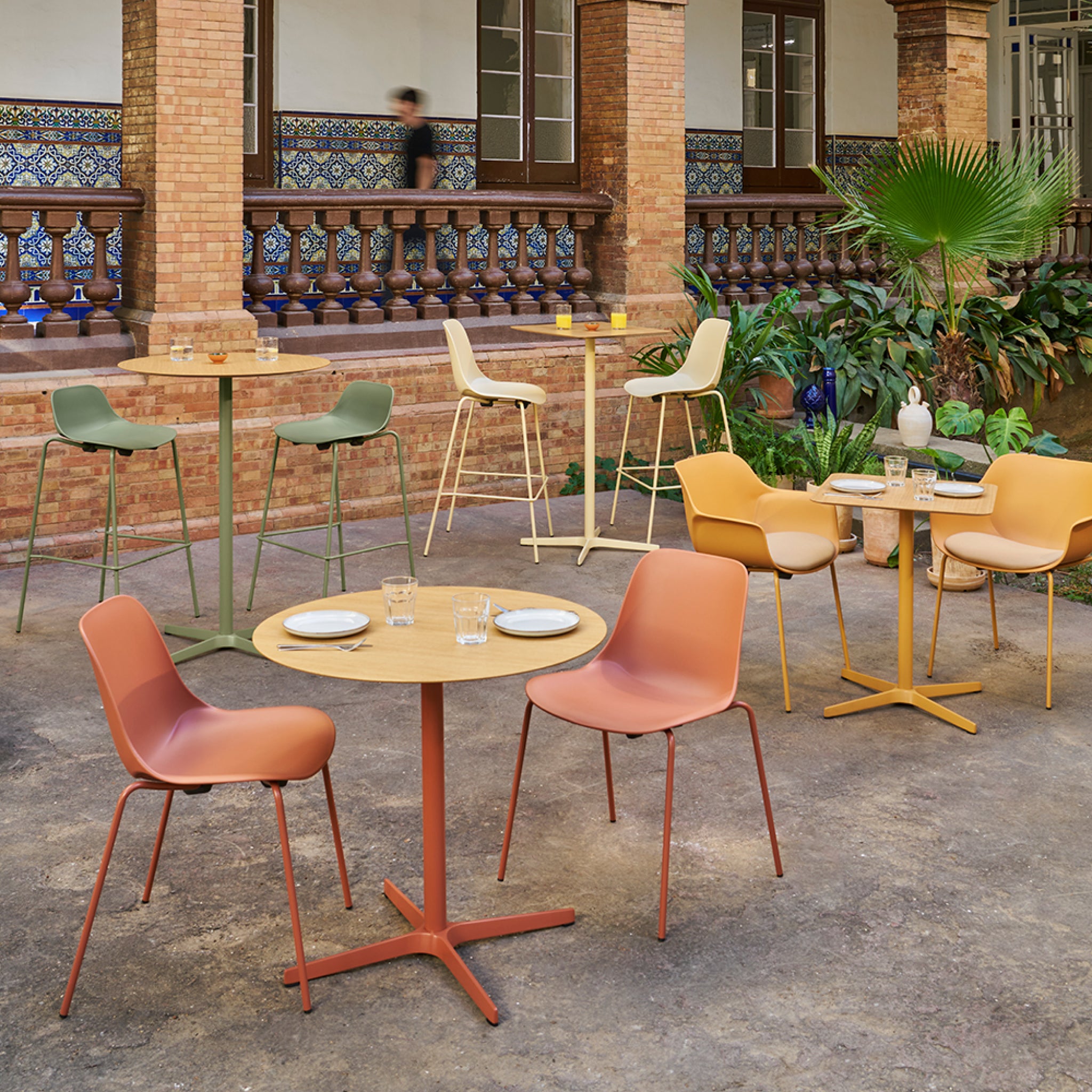 Bistro | Round Table