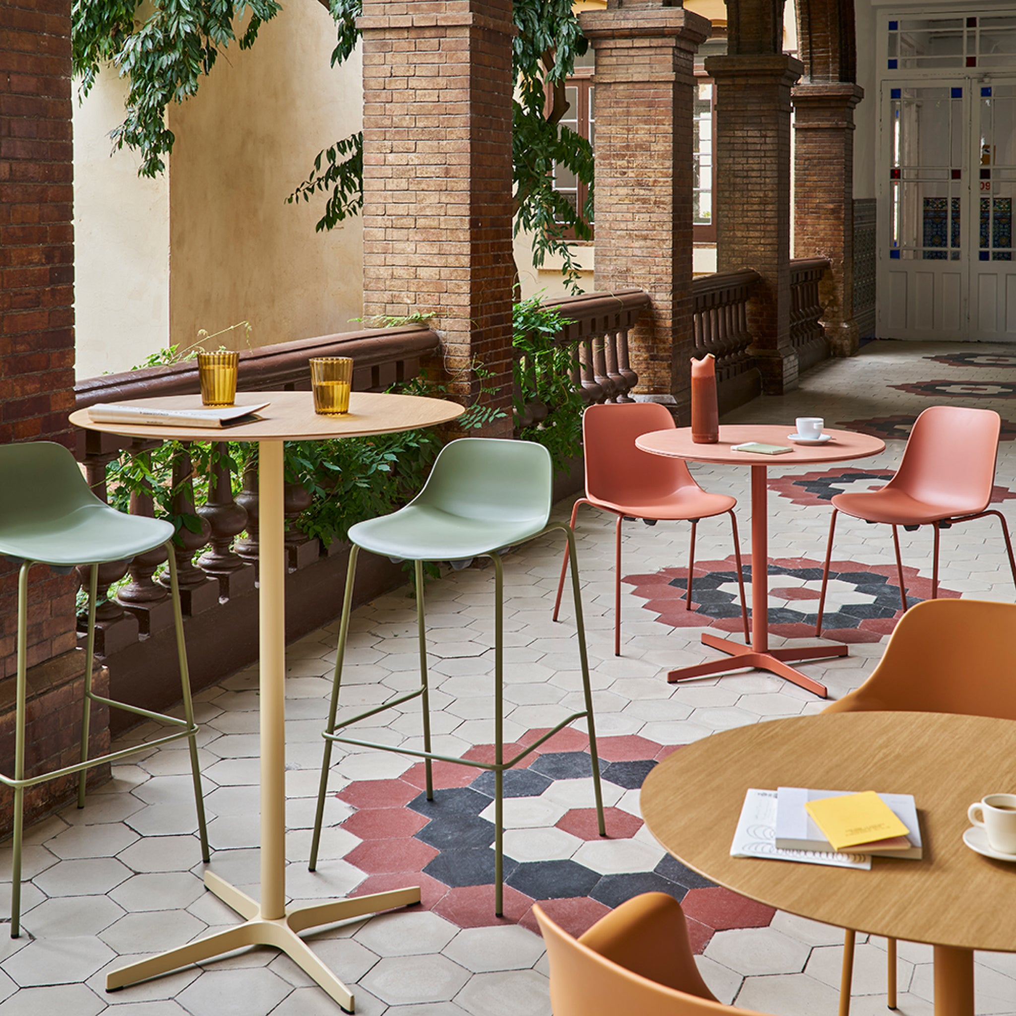 Bistro | Round Table