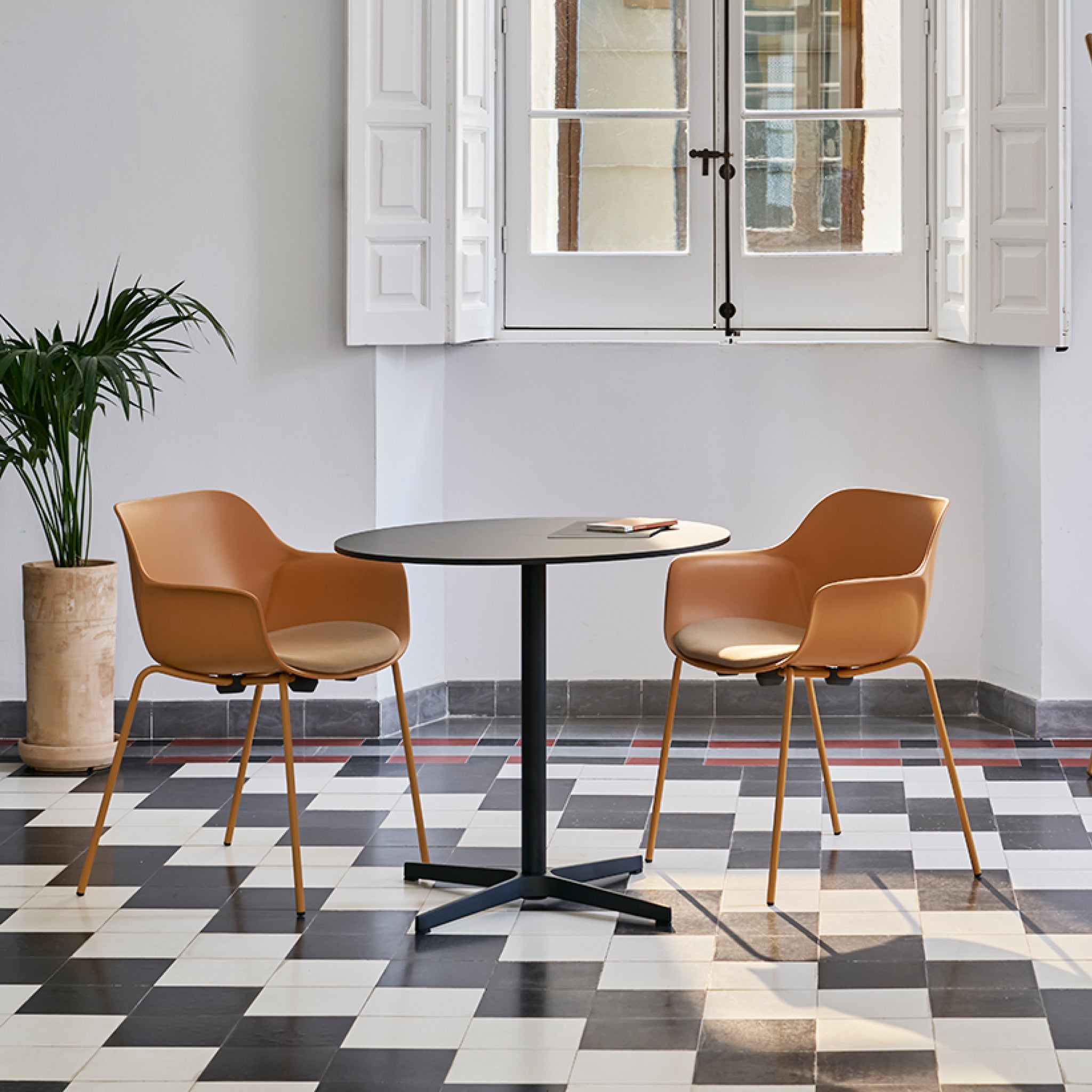 Bistro | Round Table
