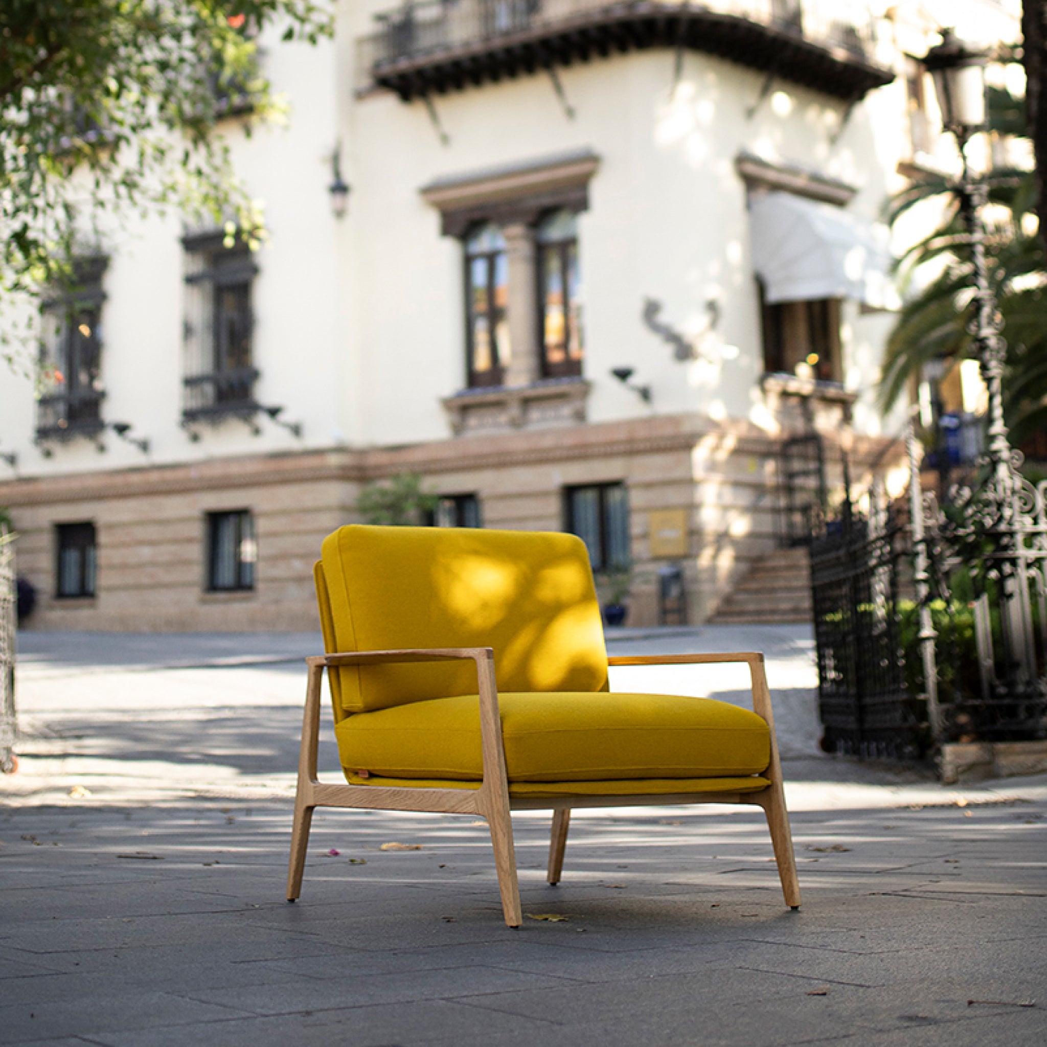 Aldea | Poltrona com Braços de Madeira