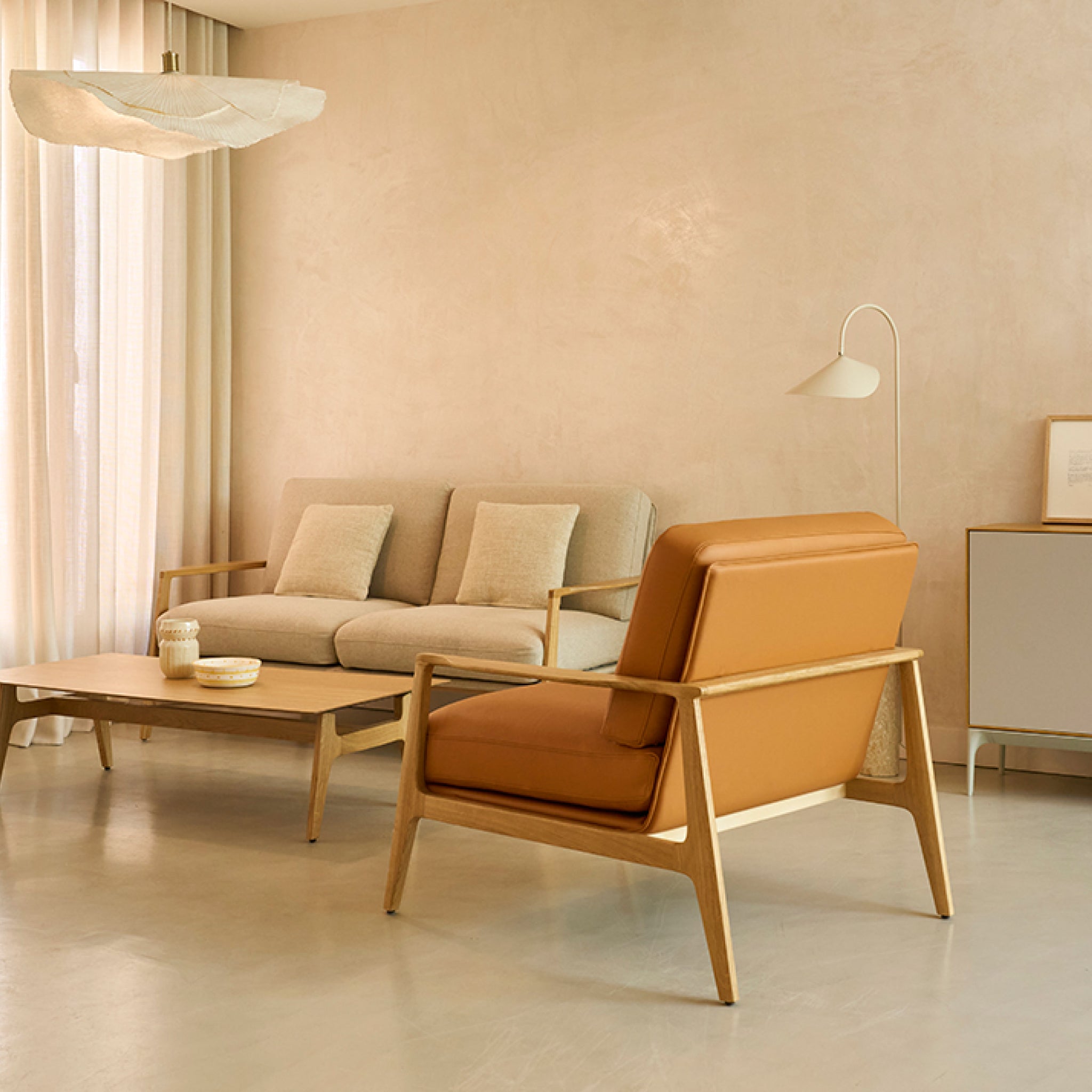 Aldea | Poltrona com Braços de Madeira