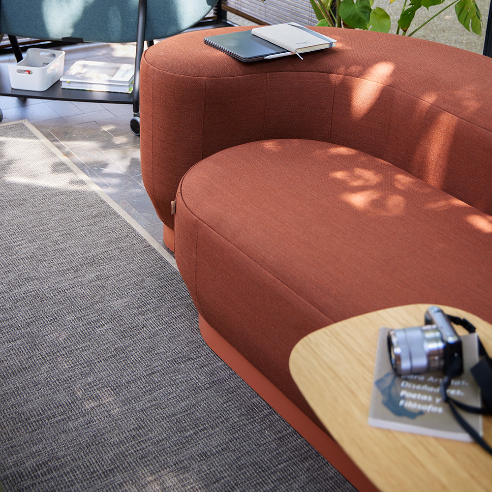 Brisa | Pouf Ovalado com base