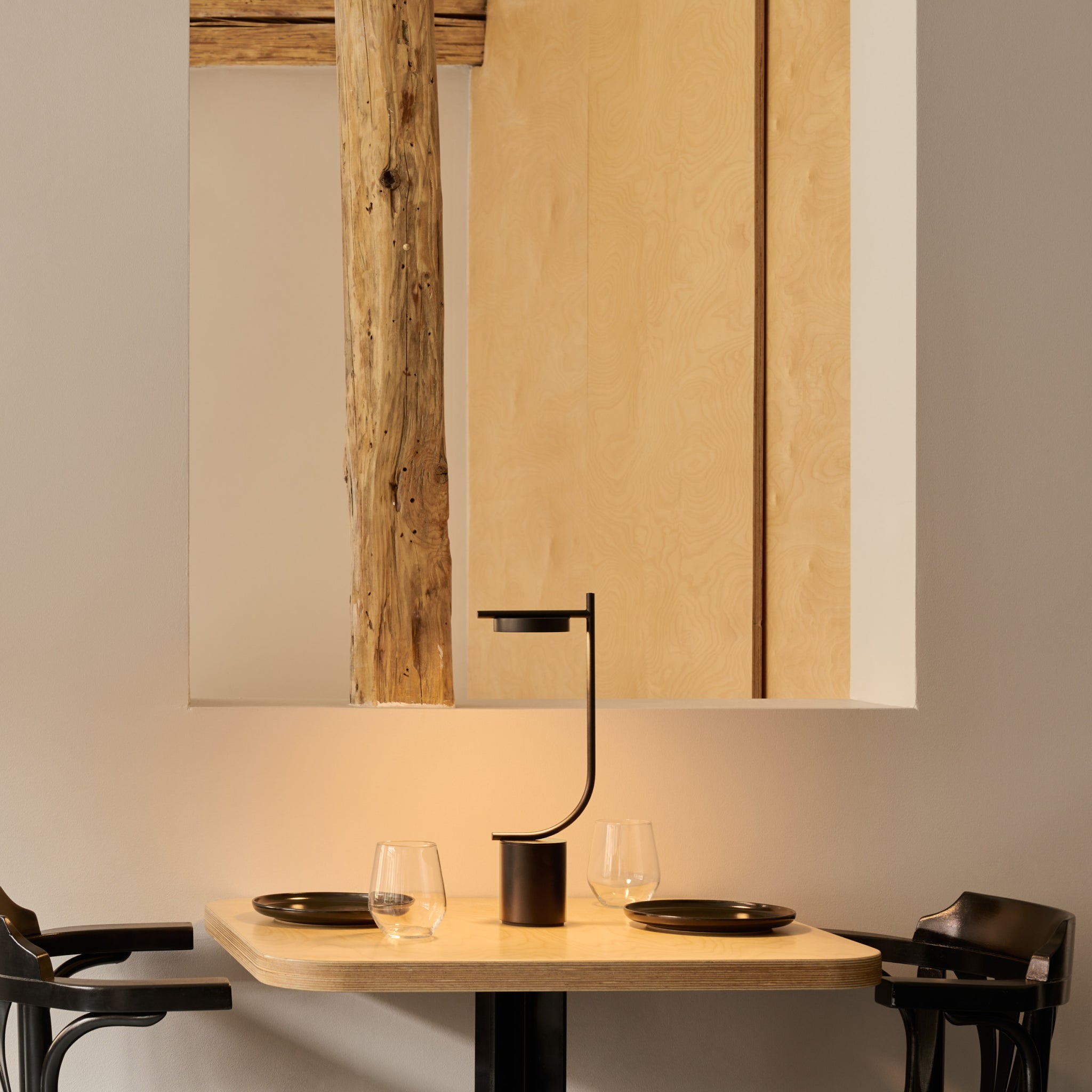 Igram | Candeeiro Portátil de Mesa (Formato J)
