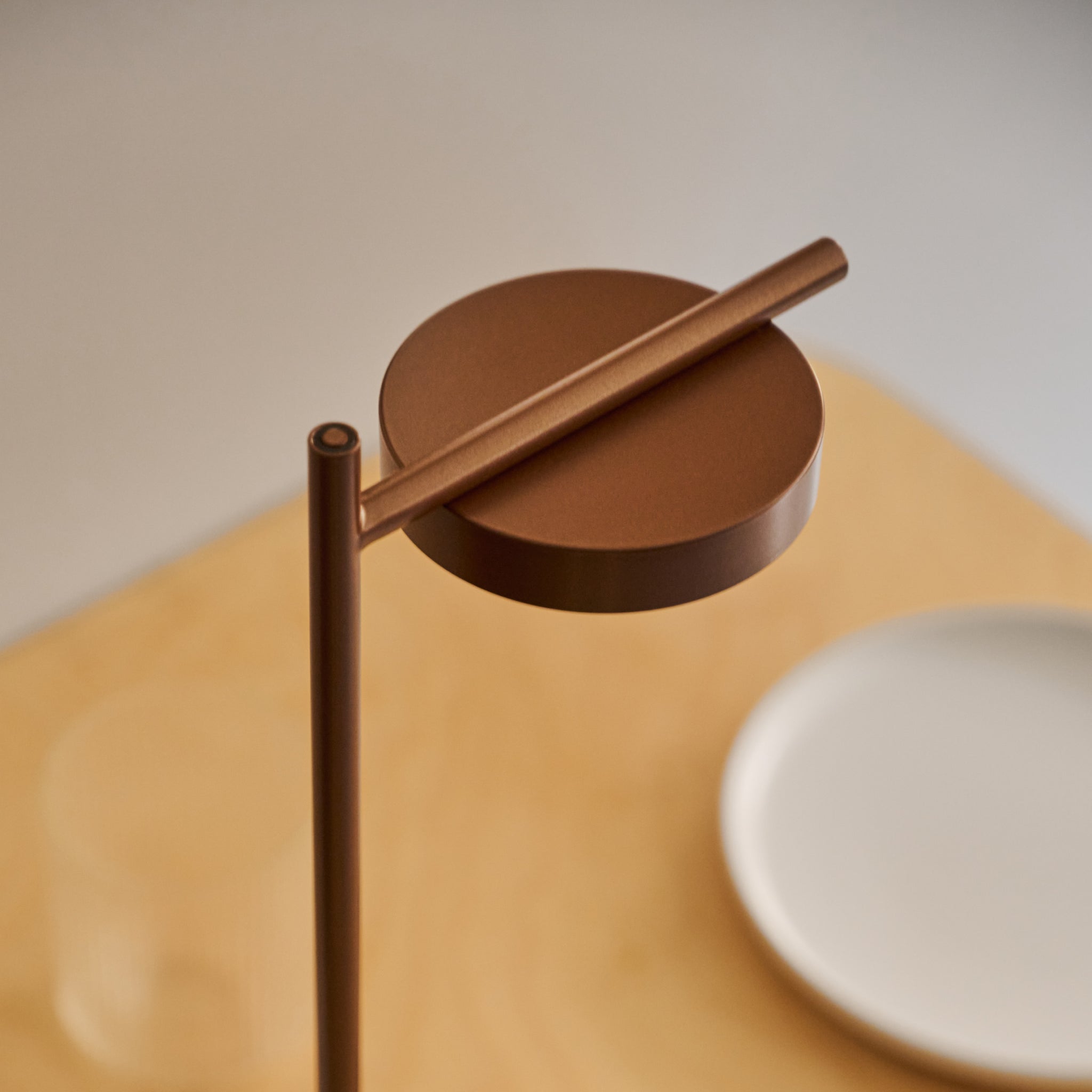 Igram | Candeeiro Portátil de Mesa (Formato J)