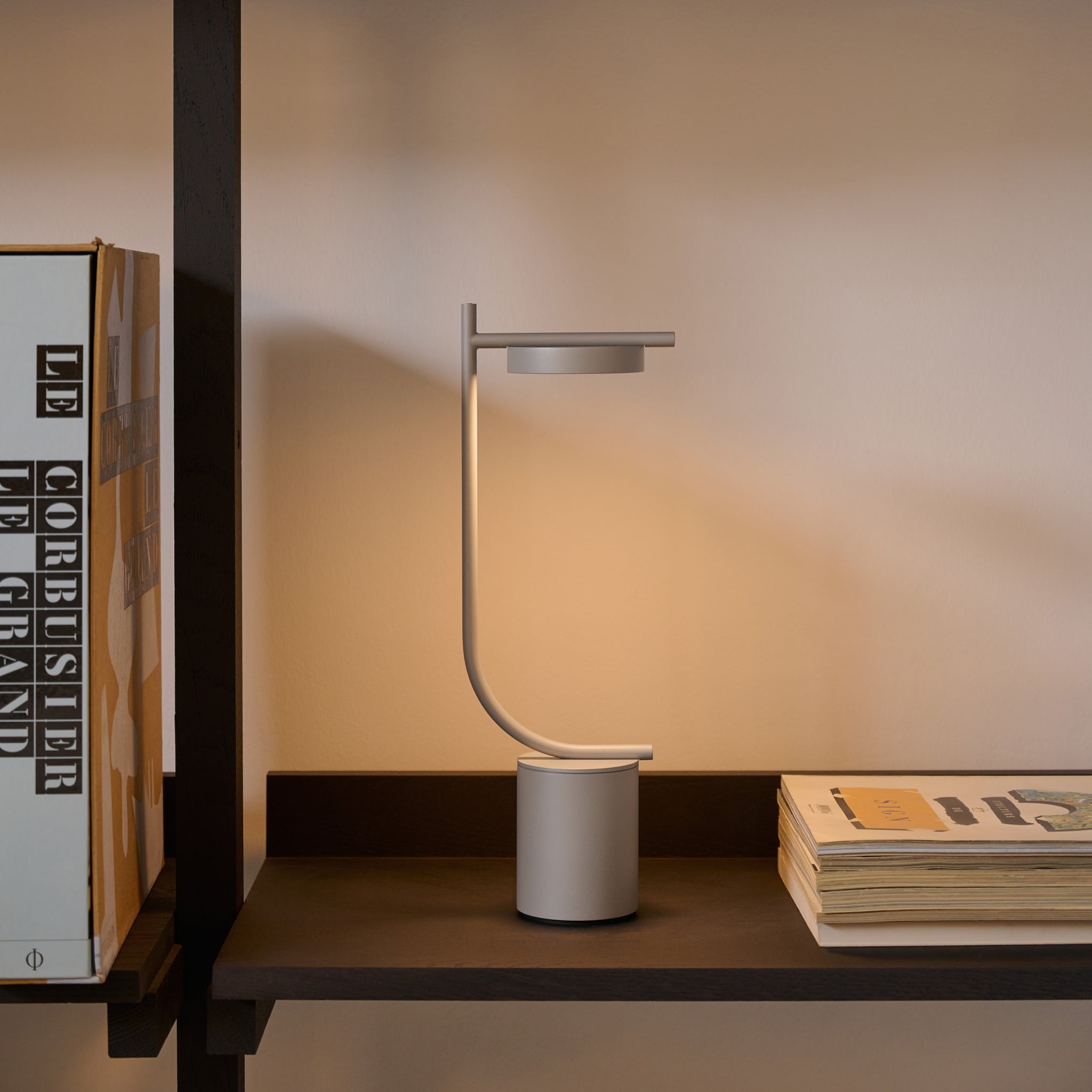 Igram | Candeeiro Portátil de Mesa (Formato J)